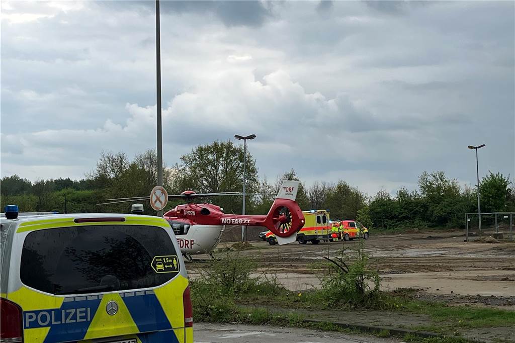 Polizei,  Rettungshubschrauber und Krankenwagen auf dem alten Zechen-Parkplatz