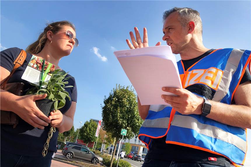 Die Polizei will informieren und sucht Zeugen: Kriminalhauptkommissar Markus Schettke im Gespräch mit einer Bürgerin im Stadtteil Wellinghofen. 1000 Meter davon entfernt ist am 13. August eine Frau überfallen worden.