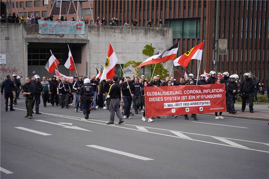 Verdächtige Infostände in der City: Innenminister informiert über Extremisten Die Polizei zählte 220 Neonazis, die am 1. Mai durch Dortmund gezogen sind.