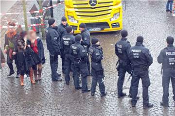 Die Polizei zeigte vor allem auf dem Marktplatz und dem Kirchhof starke Präsenz an Rosenmontag.