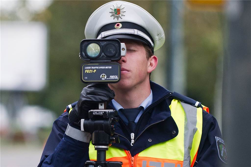 50er-Zone: Heekerin rast mit 105 km/h in Lasermessung Die Polizeibeamten führten die Geschwindigkeitsmessung in Nienborg mit Laserpistole auf einem Stativ durch.