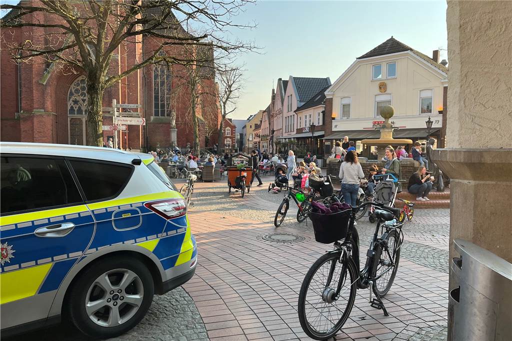 Krawall auf dem Marktplatz: Straßenmusiker haben „Grenze überschritten“ Die Polizeibeamten haben die Personalien der Straßenmusiker festgestellt.