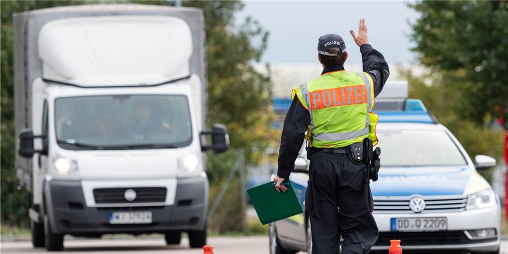 30.000 Euro für Zigaretten: Betrug, dann Körperverletzung in Brambauer Die Polizisten sahen selbst, wie der Betroffene aus dem Transporter stürzte.