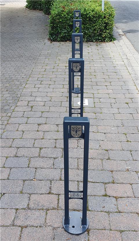 Spezieller Ascheberg-Poller löst alte Fahrradständer in der Gemeinde ab Die Poller tragen das Wappen der Gemeinde.