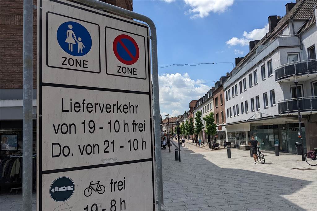 Weiter Lücken bei Sicherheitspollern in der Fußgängerzone von Dorsten Schild in Fußgängerzone.