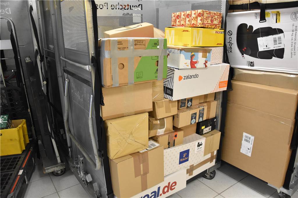 Die Lage bei der Werner Post: Kunden mit Handschuhen, Onlineshopping und Geldabhebungen Die Post verteilt nun besonders viele Online-Bestellungen.