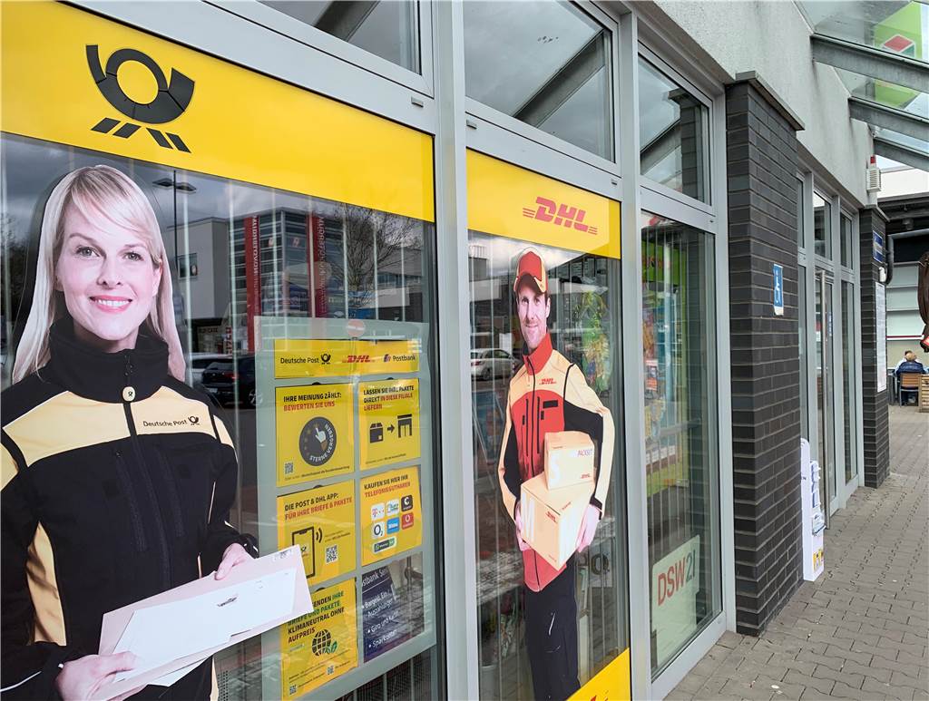 Zu sehen ist das Schaufenster der Filiale von West-Lotto gegenüber von Rewe Richter in Dortmund-Kirchlinde an der Frohlinder Straße 12. 