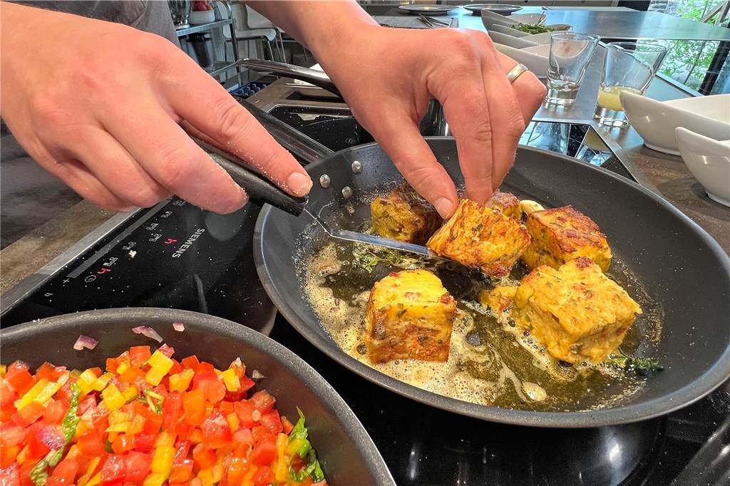 Koch-Duo verleiht westfälischer Potthucke mediterrane Note – mit Rezept Die Potthucke wird kurz in Butter und Öl angebraten.