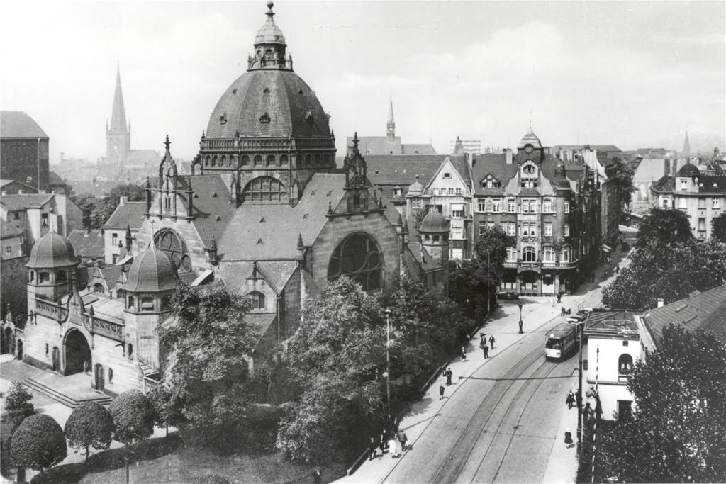 Dortmunder Juden im Holocaust ermordet: Vergessene Briefe erzählen Familiengeschichte Die prachtvolle Synagoge am Hiltropwall/Ecke Hansastraße - dort, wo heute das Opernhaus steht - war Zentrum des jüdischen Lebens in Dortmund. Bis 1938 der Abriss von den Nationalsozialisten erzwungen wurde.