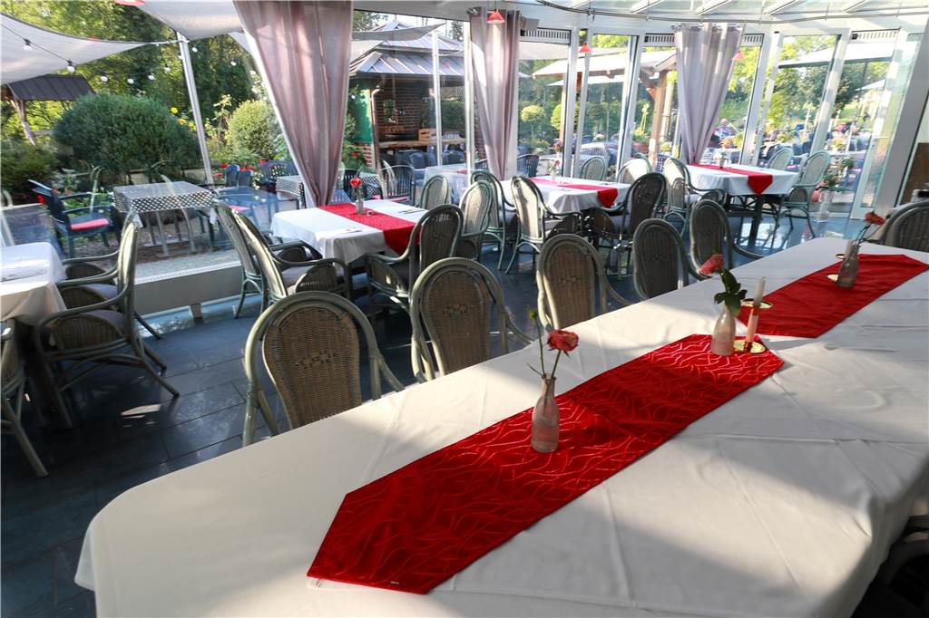 Schlemmen mitten im Grünen beim Traditionsgasthaus Voss in Quantwick Die prächtige Orangerie mit Blick ins Freie.