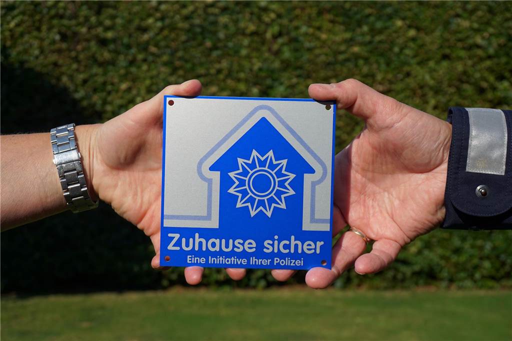 Tag des Einbruchschutzes: So sichern sie Ihr Zuhause Die Präventionsplakette des Netzwerkes "Zuhause sicher" signalisiert Einbrechern: Dieses Haus ist sicher".