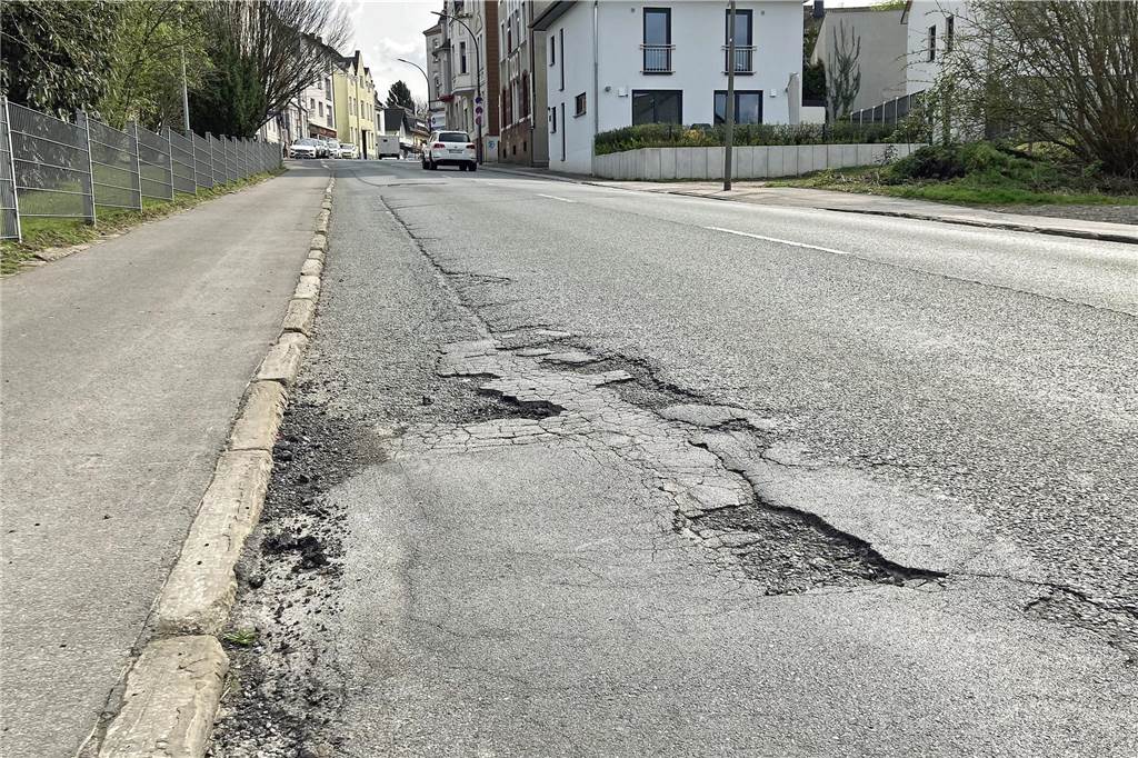 Zu sehen sind Schlaglöcher auf der Preinstraße in Wellinghofen.