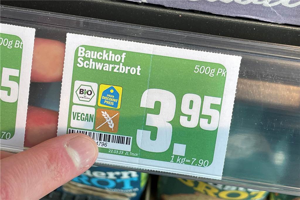 Die Preisschilder sind groß und tragen möglichst viel Informationen.