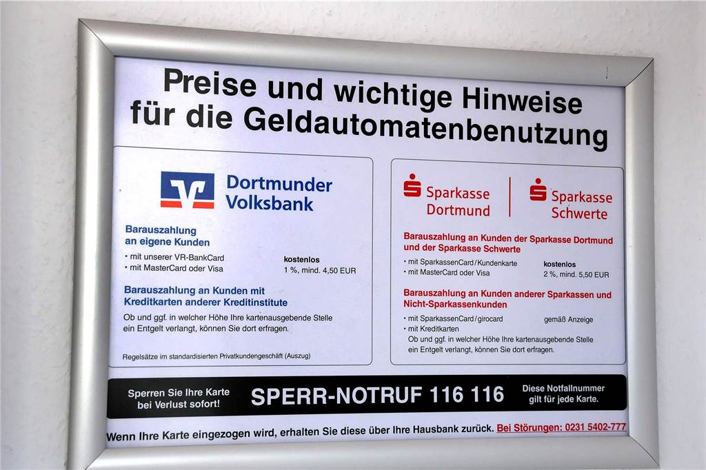 Nach Sprengattacke: Der neue Geldautomat in Holzen ist ein Gemeinschaftsprojekt Die Preistafel gibt Auskunft über die unterschiedlichen Gebühren an dem neuen Geldautomaten in Holzen.