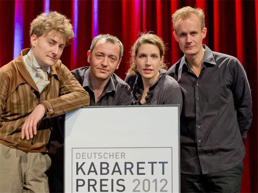 Deutscher Kabarett-Preis zeigt Vielfalt des Genres Die Preisträger des Deutschen Kabarett-Preises (l-r), Sebastian Krämer, Rainald Grebe und Christine Prayon mit Moderator Max Uthoff. Foto: Daniel Karmann