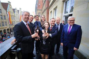 Die Preisträger Thomas Reiter, Michael Lopez-Algria, David Hellwig, Dorothee Kraske, Julia Nitsche, Pavel Vinogradov (l-r), der Intendant des Westdeutschen Rundfunks und Laudator, Tom Buhrow und der Bundesaußenminister Frank-Walter Steinmeier (SPD) posieren auf dem Balkon des Rathauses in Münster nach der Preisverleihung des Westfälischen Friedens 2014. Alle zwei Jahre wird der mit 100.000 Euro höchstdotierte deutsche Friedenspreis vergeben.