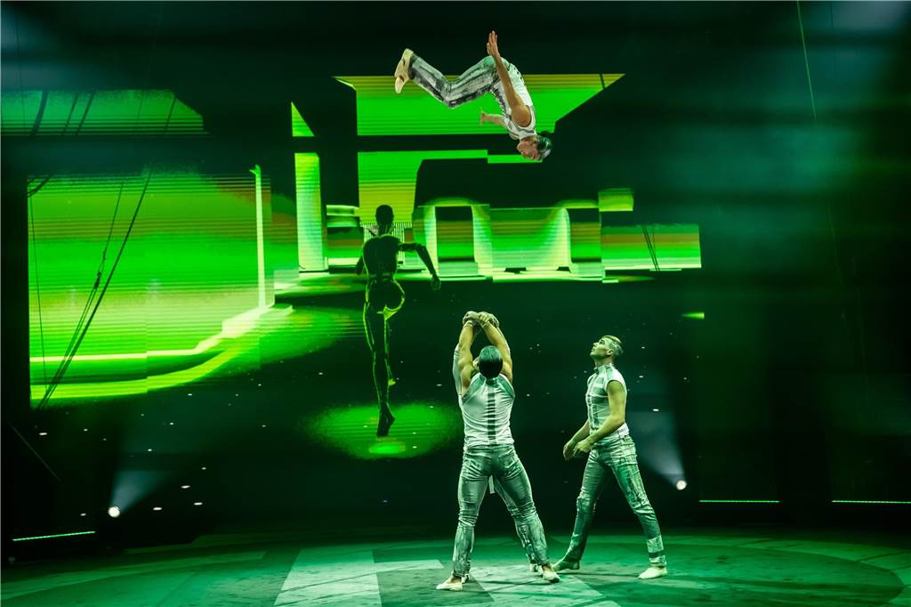Die Premiere der Flic Flac X-Mas-Show am 11. Dezember in Dortmund begeisterte das Publikum mit einem einzigartigen Mix aus Trapezkunst, Jonglage, Turnakrobatik und atemberaubenden Motorrad-Stunts.