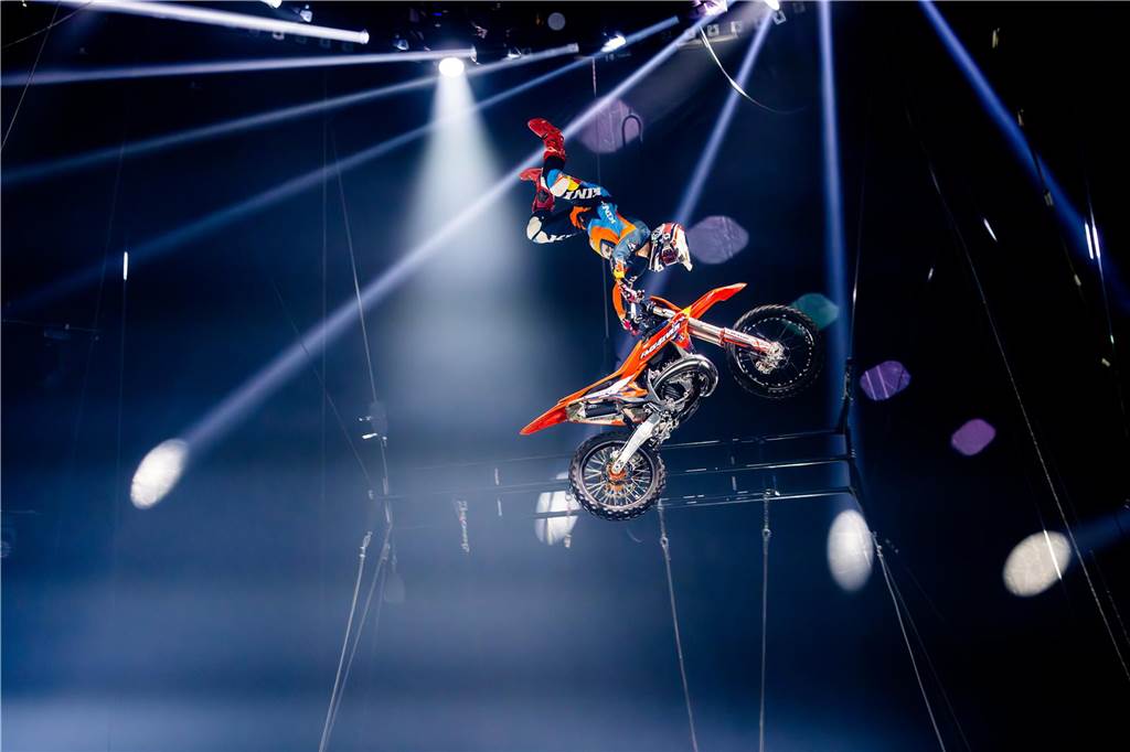 Die Premiere der Flic Flac X-Mas-Show am 11. Dezember in Dortmund begeisterte das Publikum mit einem einzigartigen Mix aus Trapezkunst, Jonglage, Turnakrobatik und atemberaubenden Motorrad-Stunts.