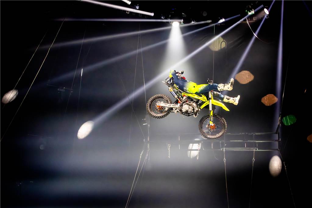Die Premiere der Flic Flac X-Mas-Show am 11. Dezember in Dortmund begeisterte das Publikum mit einem einzigartigen Mix aus Trapezkunst, Jonglage, Turnakrobatik und atemberaubenden Motorrad-Stunts.