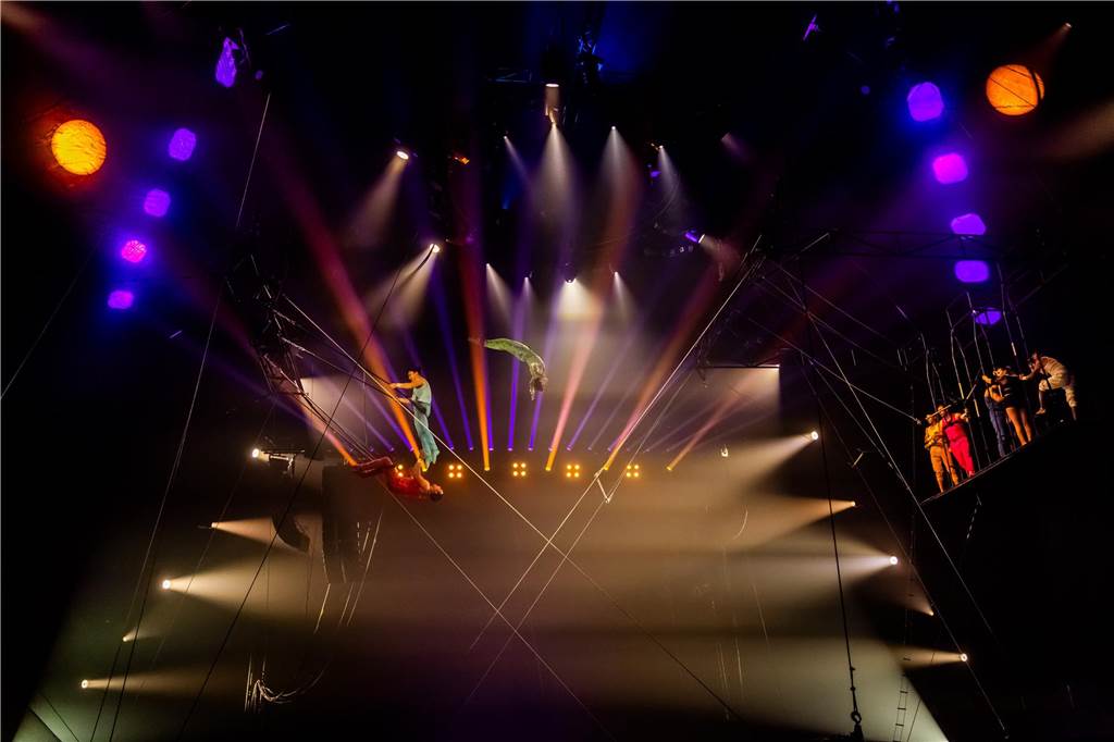 Die Premiere der Flic Flac X-Mas-Show am 11. Dezember in Dortmund begeisterte das Publikum mit einem einzigartigen Mix aus Trapezkunst, Jonglage, Turnakrobatik und atemberaubenden Motorrad-Stunts.