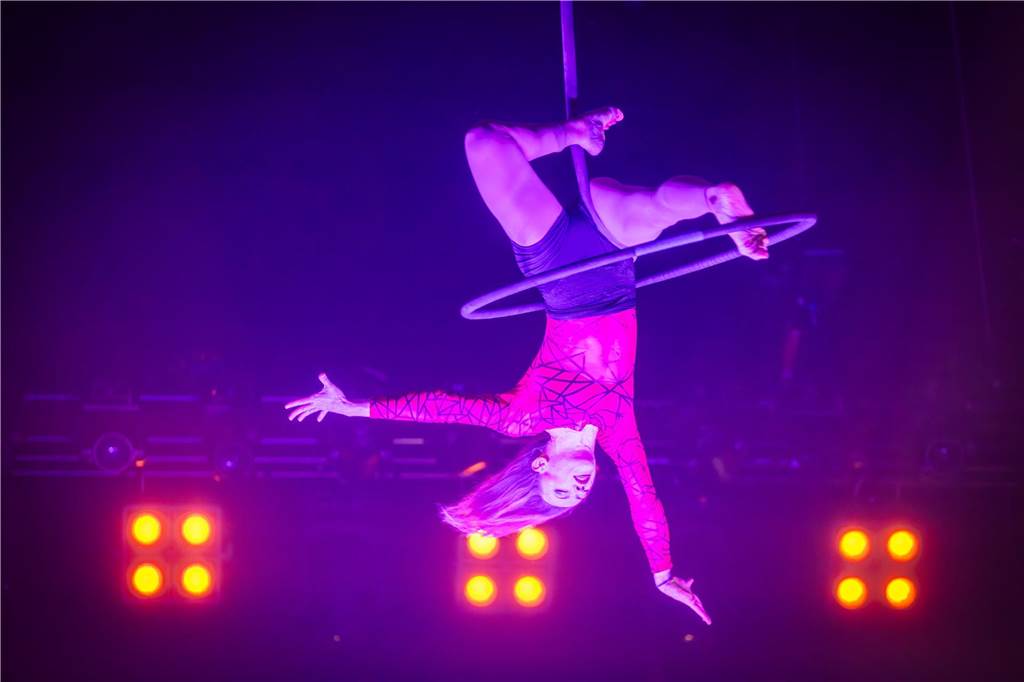 Die Premiere der Flic Flac X-Mas-Show am 11. Dezember in Dortmund begeisterte das Publikum mit einem einzigartigen Mix aus Trapezkunst, Jonglage, Turnakrobatik und atemberaubenden Motorrad-Stunts.