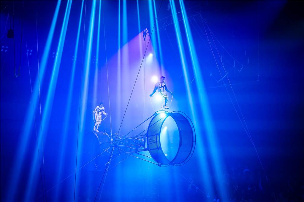 Die Premiere der Flic Flac X-Mas-Show am 11. Dezember in Dortmund begeisterte das Publikum mit einem einzigartigen Mix aus Trapezkunst, Jonglage, Turnakrobatik und atemberaubenden Motorrad-Stunts.