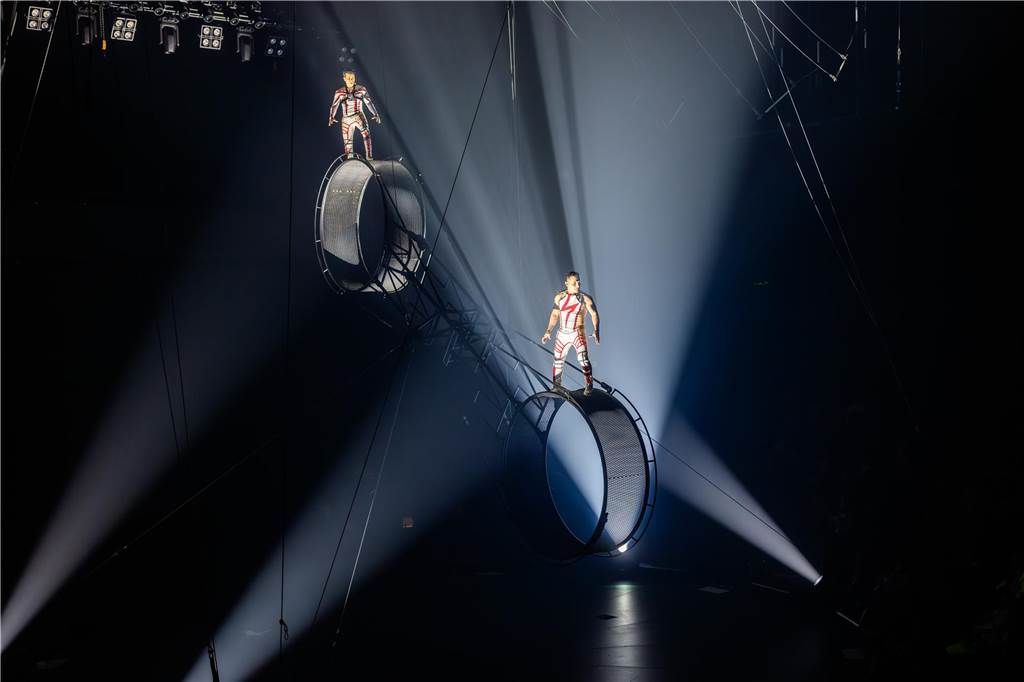 Die Premiere der Flic Flac X-Mas-Show am 11. Dezember in Dortmund begeisterte das Publikum mit einem einzigartigen Mix aus Trapezkunst, Jonglage, Turnakrobatik und atemberaubenden Motorrad-Stunts.