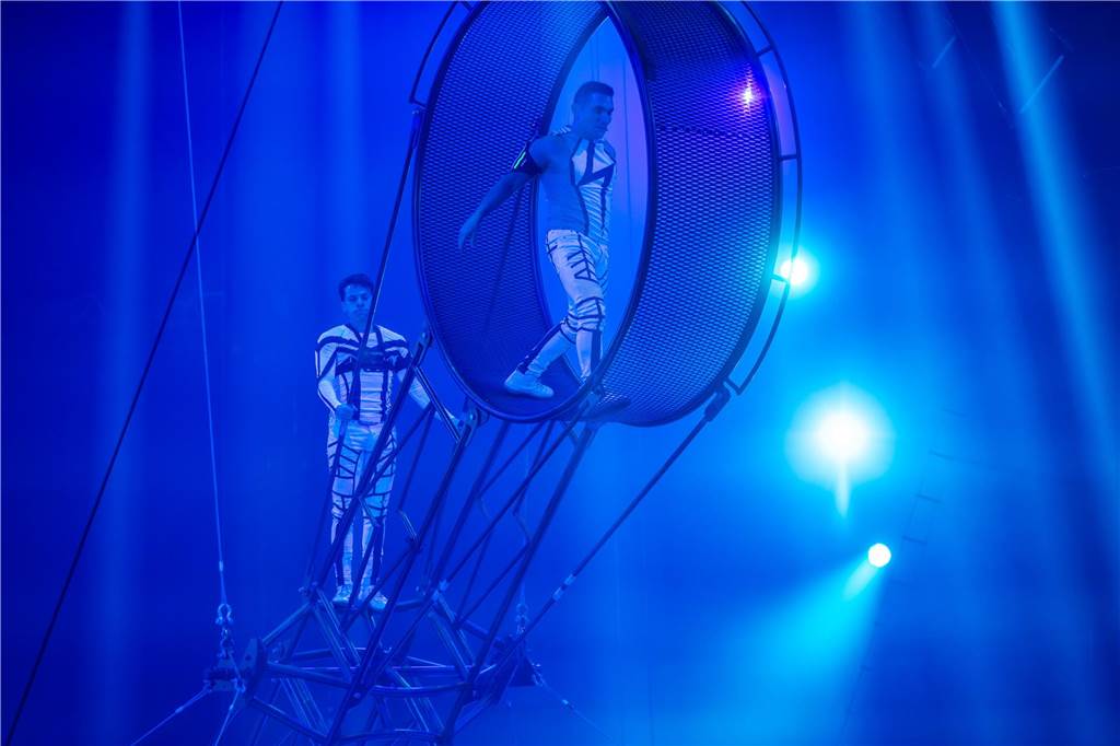 Die Premiere der Flic Flac X-Mas-Show am 11. Dezember in Dortmund begeisterte das Publikum mit einem einzigartigen Mix aus Trapezkunst, Jonglage, Turnakrobatik und atemberaubenden Motorrad-Stunts.