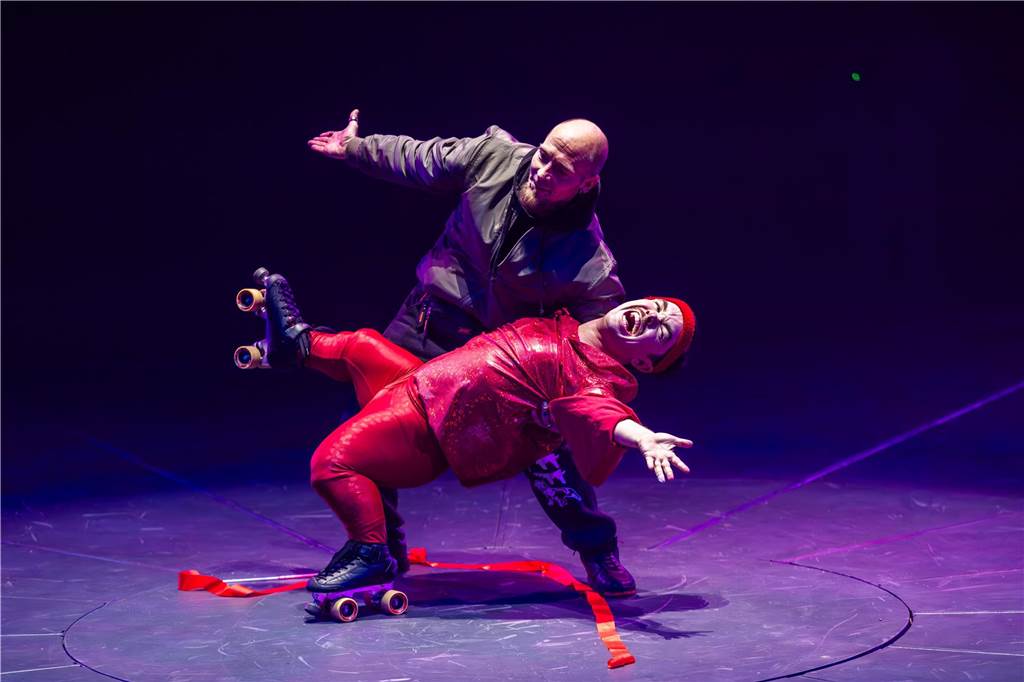 Die Premiere der Flic Flac X-Mas-Show am 11. Dezember in Dortmund begeisterte das Publikum mit einem einzigartigen Mix aus Trapezkunst, Jonglage, Turnakrobatik und atemberaubenden Motorrad-Stunts.