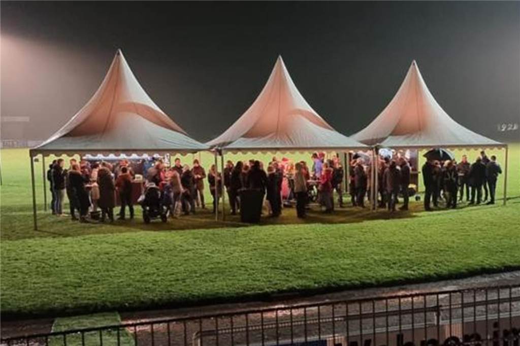 Glühwein, Reibeplätzchen, Rudelsingen: Weihnachtssingen auf dem Campus Die Premiere war komplett verregnet. Dennoch herrschte auf dem Campus eine ganz besondere Atmosphäre, so wie bei einem Fußballspiel unter Flutlicht eben auch.