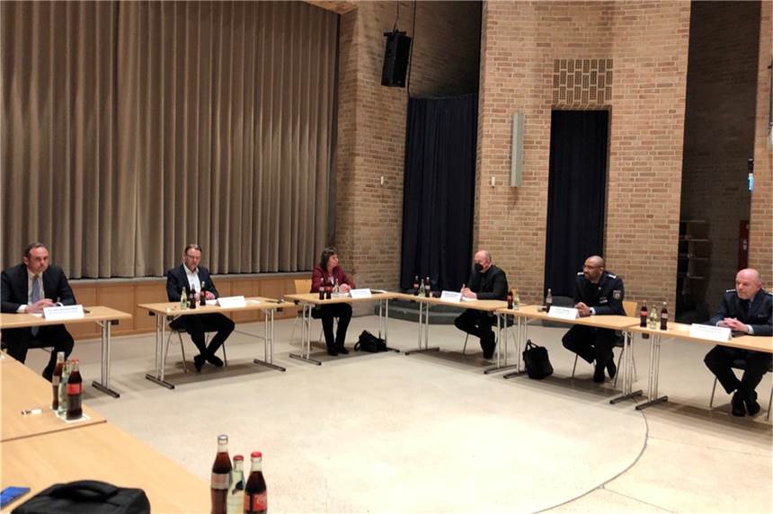 Video: Platz für Flüchtlinge wird knapp in NRW - wieder Zeltstadt in Selm Die Pressekonferenz im Selmer Bürgerhaus läuft.