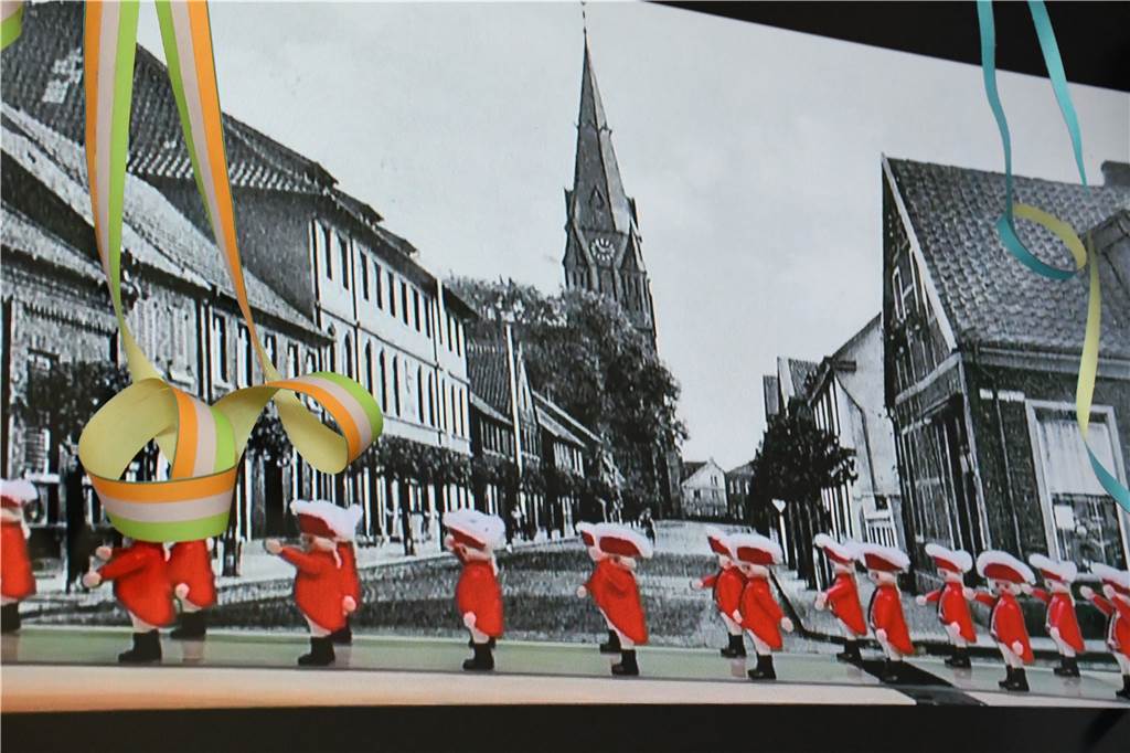 Originell und mit vielen lokalen Themen: So war der Karnevalsumzug 2021 in Olfen Die Prinzengarde war natürlich auch dabei.