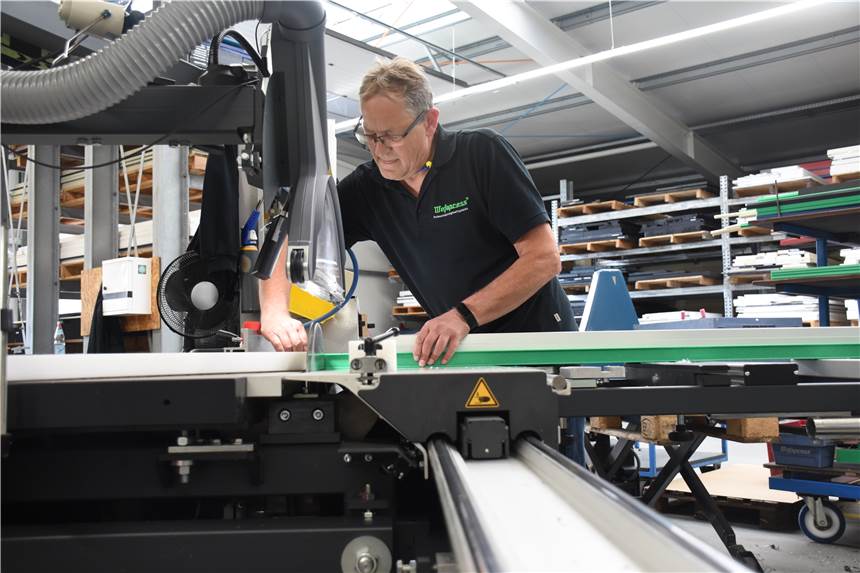 Vier Wochen nach Großbrand bei Wefapress: Arbeiten neben Schutthaufen Die Produktion bei Wefapress läuft knapp vier Wochen nach dem Großbrand in vielen Abteilungen wieder.