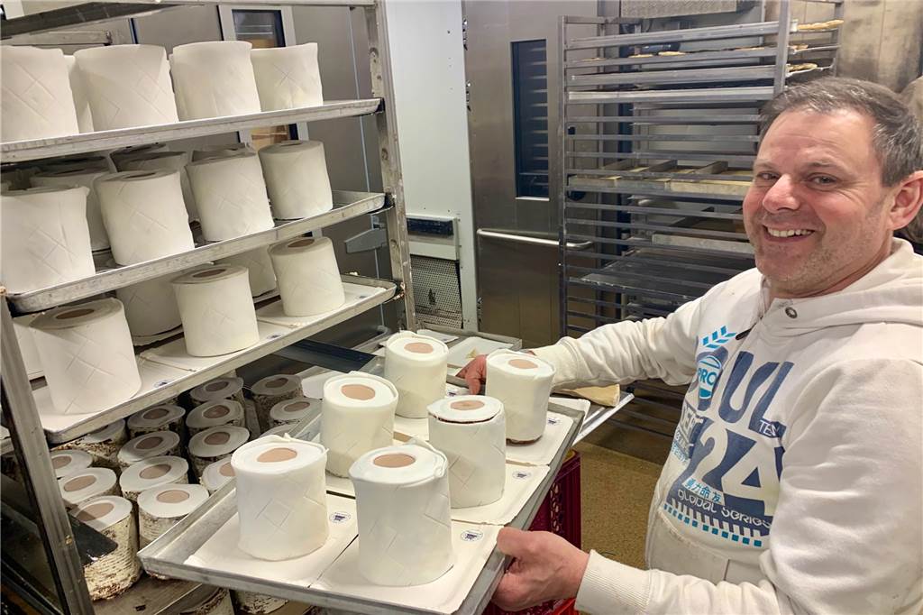 Ob New York, Rio oder Sydney: Klopapier-Kuchen sorgt für Schlagzeilen Die Produktion der „Klorollen“ läuft auf Hochtouren.
