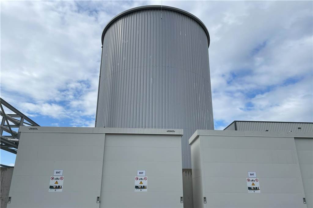 Biodiesel-Produzent über die Branche: Sorge um Konkurrenz aus Asien Die Produktionsstätte in Oeding beschäftigt 27 Mitarbeiter. Der andere Teil der Produktion, in Emden, beherbergt ein etwa 40-Personen starkes Team aus Laboranten und Chemikanten.