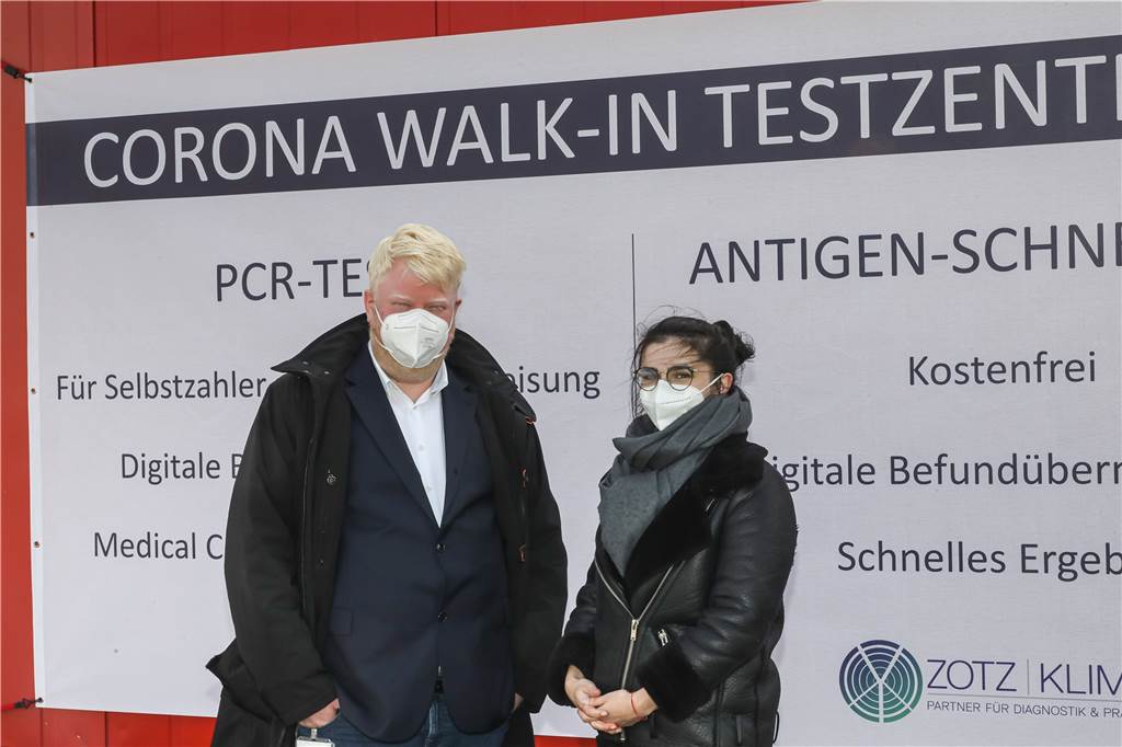 Spontan zum kostenlosen Corona-Schnelltest - wie funktioniert das? Die Projektmanager Torben Vogler und Alma Holstein haben den Überblick über den Ablauf im Dortmunder Testzentrum.