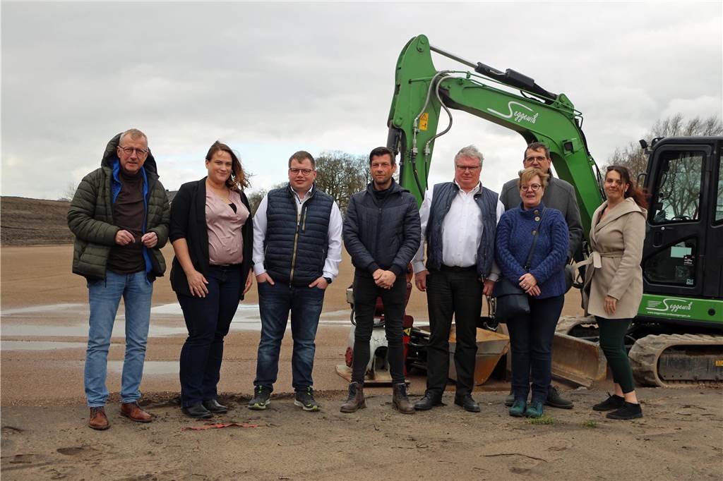 Pioniere für Agrarlösungen: In Südlohn wachsen bald Algen aus dem Münsterland Die Projektpartner (v.l.): Prof. Dr. Stefan Gäth (Uni Gießen), Kerstin Klieber (Agrilio), Steffen Kemper, Dr. Jörg Nispel (Uni Gießen), Alfons Kemper sowie Kerstin, Patrick und Marije Sonderen