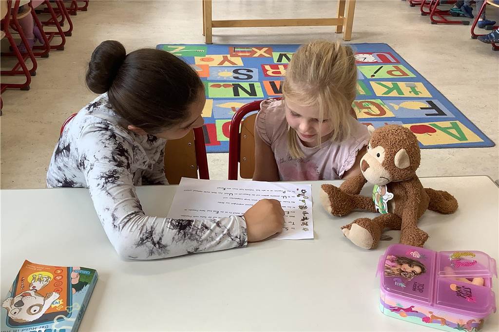 Zusätzliche Lesezeit an Schulen: „Das machen wir schon an vielen Stellen“ Die Projektwoche führte auch Viert- und Erstklässler zum gemeinsamen Lesen zusammen.