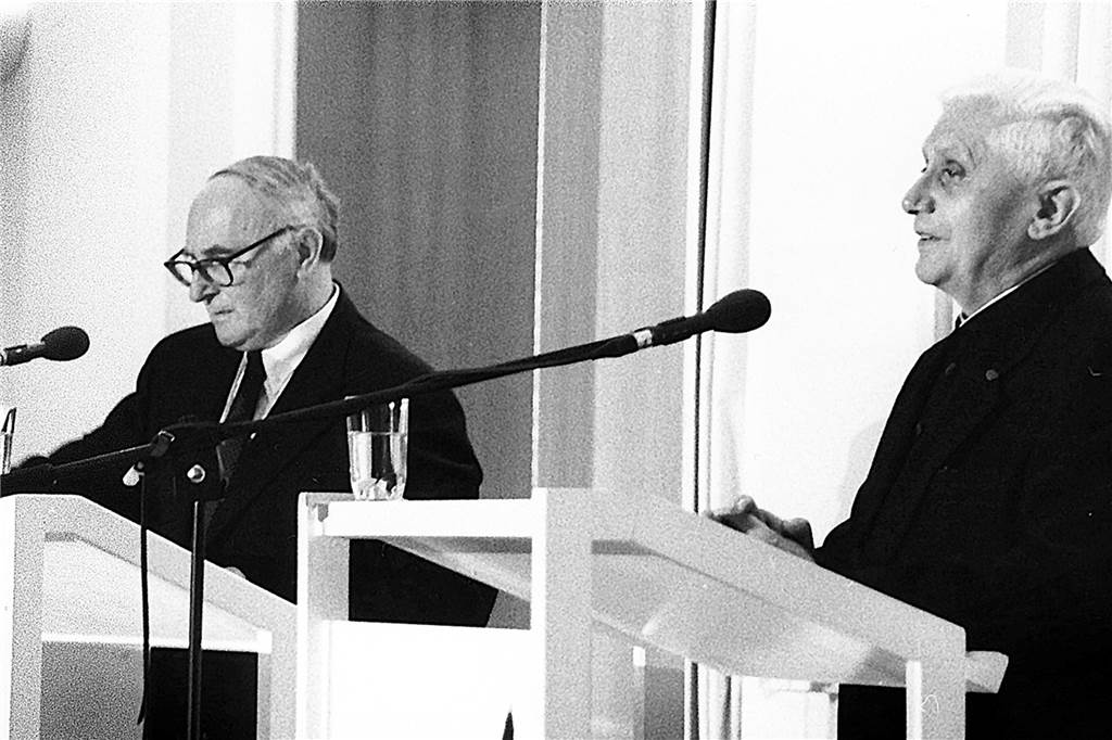 Papst Benedikt und die Ahauser: Wie der Kardinal zum Gipfel ins Schloss kam Die Protagonisten des Theologischen Gipfels 1998 in Ahaus (von links): Johann Baptist Metz und Kardinal Joseph Ratzinger.