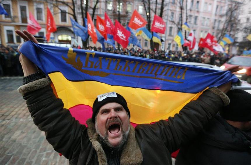 Russland in Brüssel unter Druck Die Proteste in Kiew halten an. Unterdessen gerät der russische Außenminister in Brüssel unter Druck.