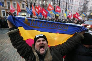 Die Proteste in Kiew halten an. Unterdessen gerät der russische Außenminister in Brüssel unter Druck.