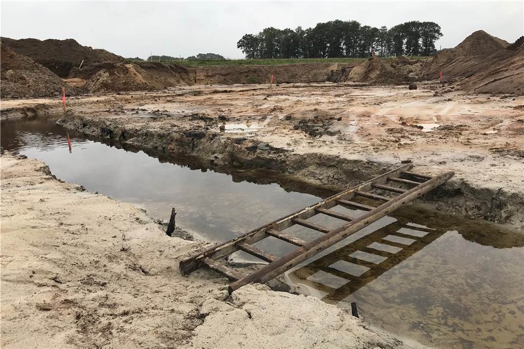 Warum der Emrichbach sich langsam zurück zur Natur schlängelt Die provisorische Brücke