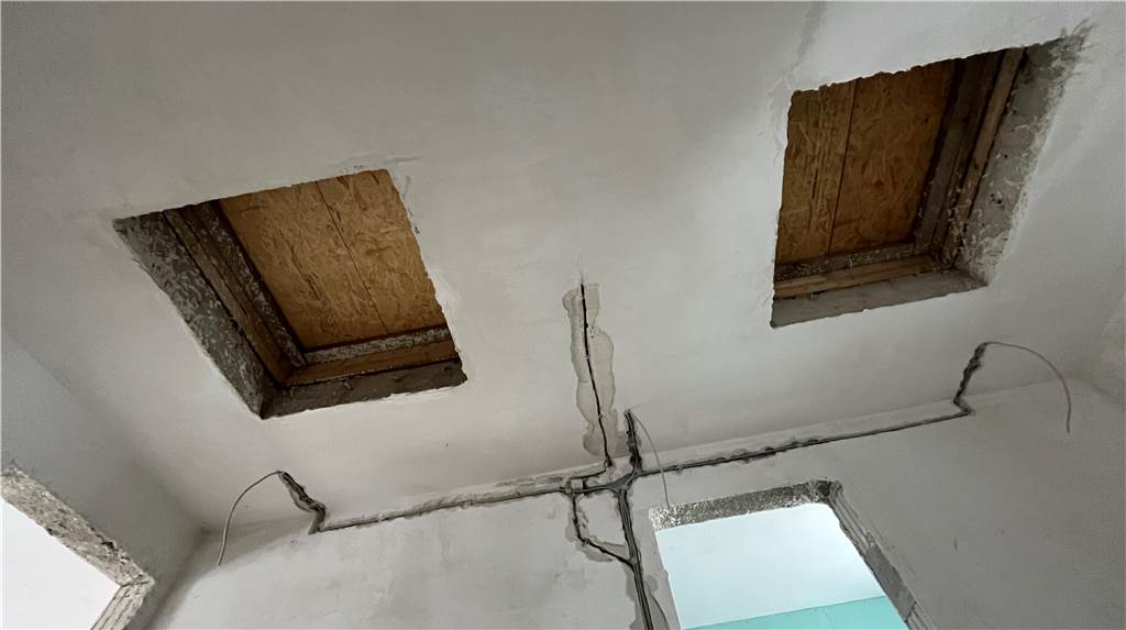 Pfusch am Bau, Geld weg und alleingelassen auf der Baustelle Die provisorischen Dachfenster im Haus von Malte Rosengart und Sarah Kühn, die eigentlichen Fenster seien vom Bauunternehmer nie bestellt worden. Auch der Putz musste wieder aufgerissen werden, weil wichtige Leitungen vergessen wurden.