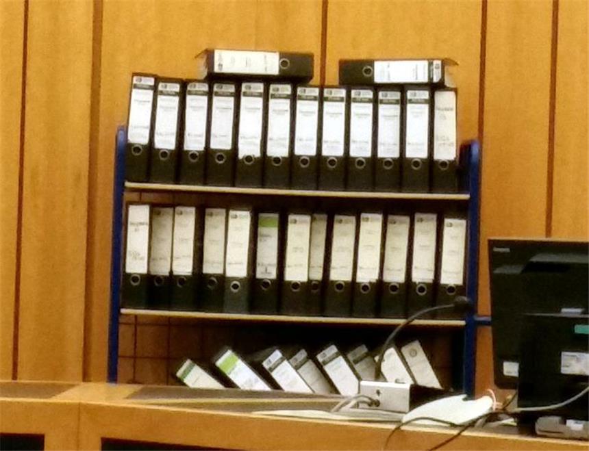 Gericht spannt Bogen von Seppenrade bis Tampere Die Prozessakten im Bandidos-Verfahren umfassen 35 dicke Ordner.