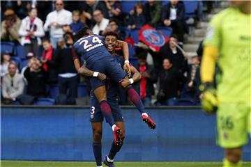 Die PSG-Spieler Christopher Nkunku und Presnel Kimpembe jubeln nach dem Tor zum 2:0 gegen Metz. Foto: Thibault Camus/AP