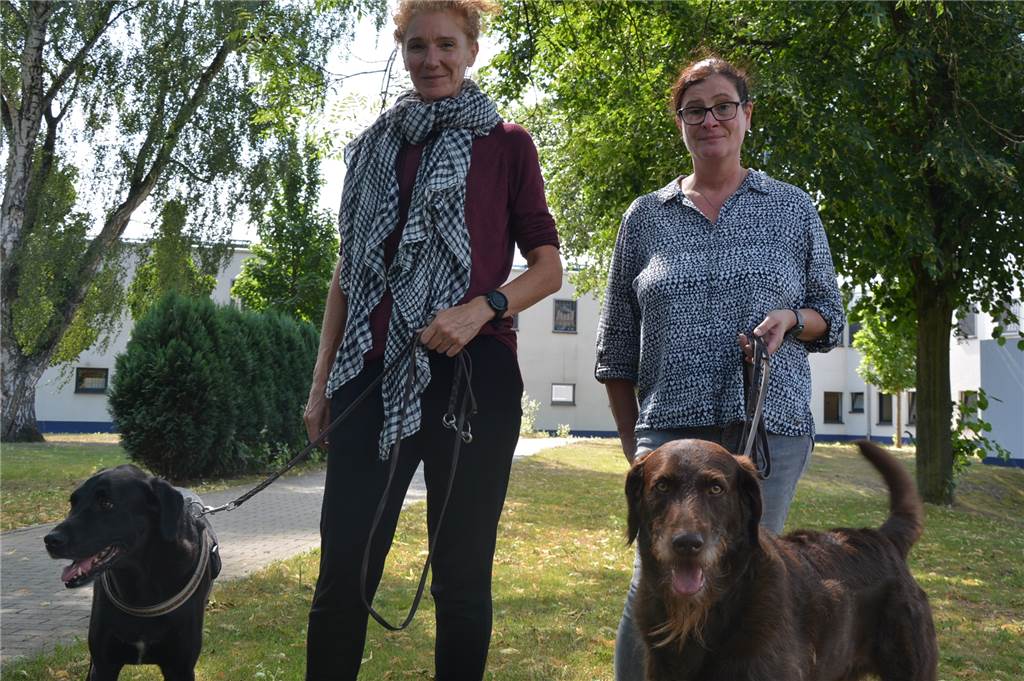 Hunde im Castrop-Rauxeler Knast treiben selbst Schwerverbrechern Tränen in die Augen Die Psychologinnen Sabine Vasquez (l.) und Stefanie Pleiger arbeiten in der JVA Meisenhof in Ickern mit ihren Hunden Zola und Watson.