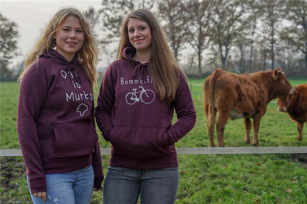 Kleidung für Lokalpatrioten wie Däömerske Schäöpkes und Kirmeskinder Die Pullover gibt es auch mit den Aufschriften „Dat is Murks“ oder „Bummelfietse“.