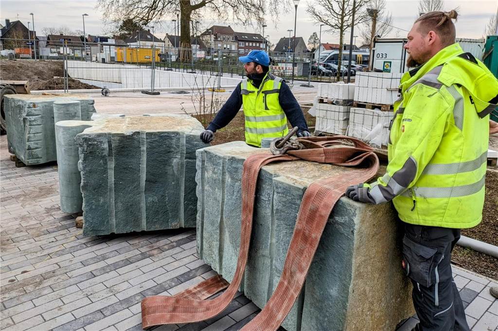 Tonnenschweres Kunstwerk: Puzzle-Steine nehmen am Bürgerbahnhof Platz Die Puzzle-Steine bestehen aus drei Teilen.