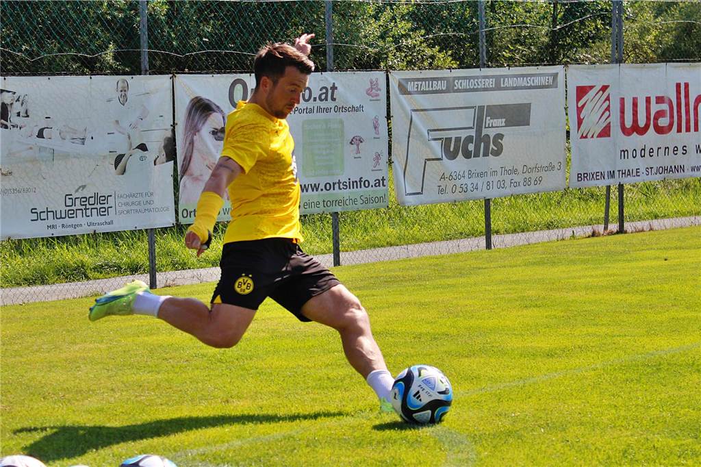 BVB-U23-Schlüsselspieler Patrick Göbel : Viel Verantwortung und eine kuriose Schuh-Marotte Patrick Göbel tritt einen Eckball.