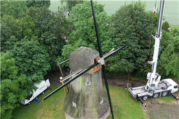 Die Quantwicker Mühle mit dem neuen Drehkreuz aus Metall.